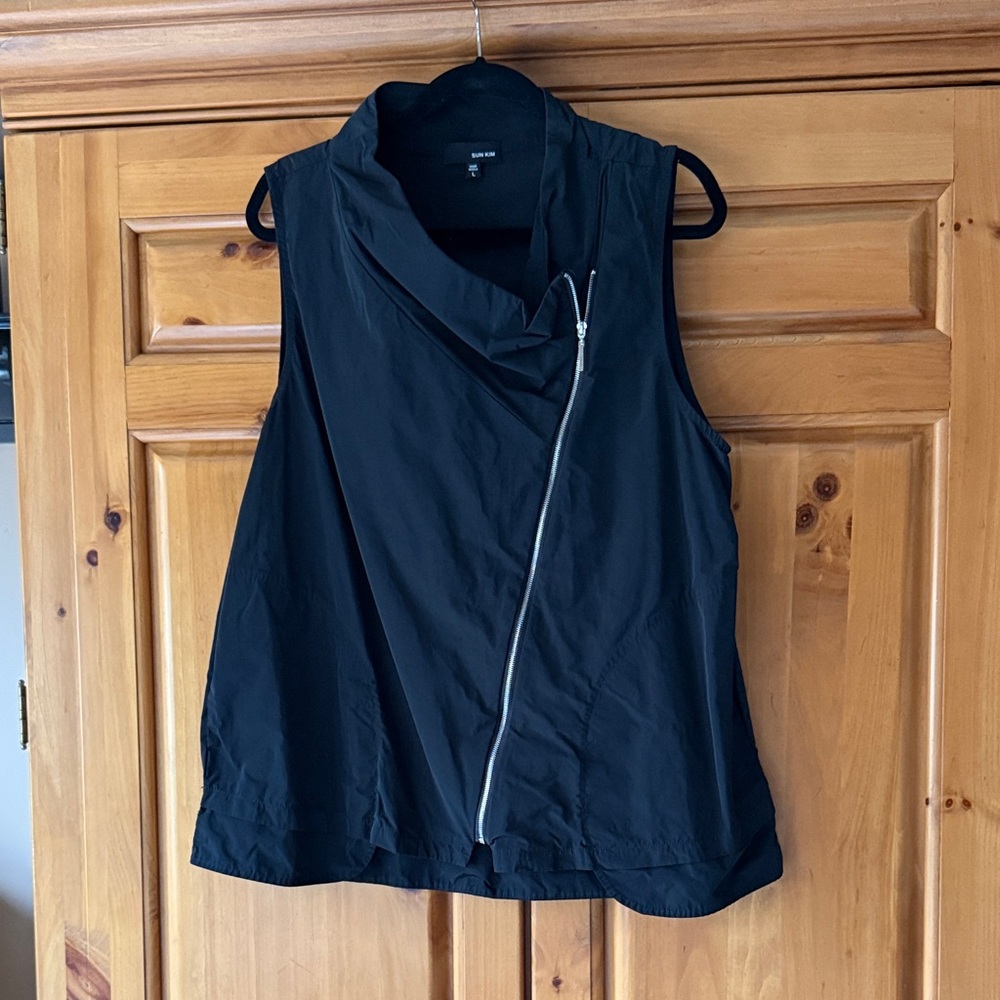 Elegant Black Sleeveless Blouse with Zipper